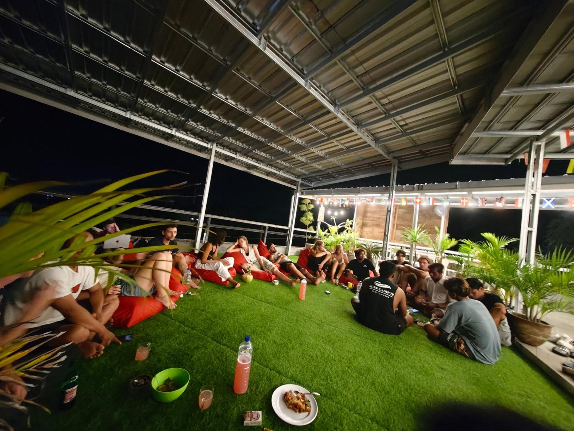 Surf Camp 79 Hotel Kuta  Екстериор снимка