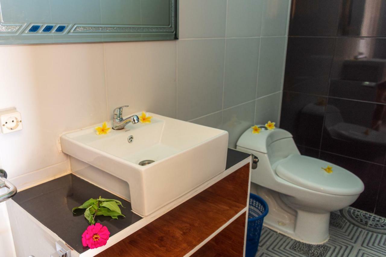 Surf Camp 79 Hotel Kuta  Екстериор снимка