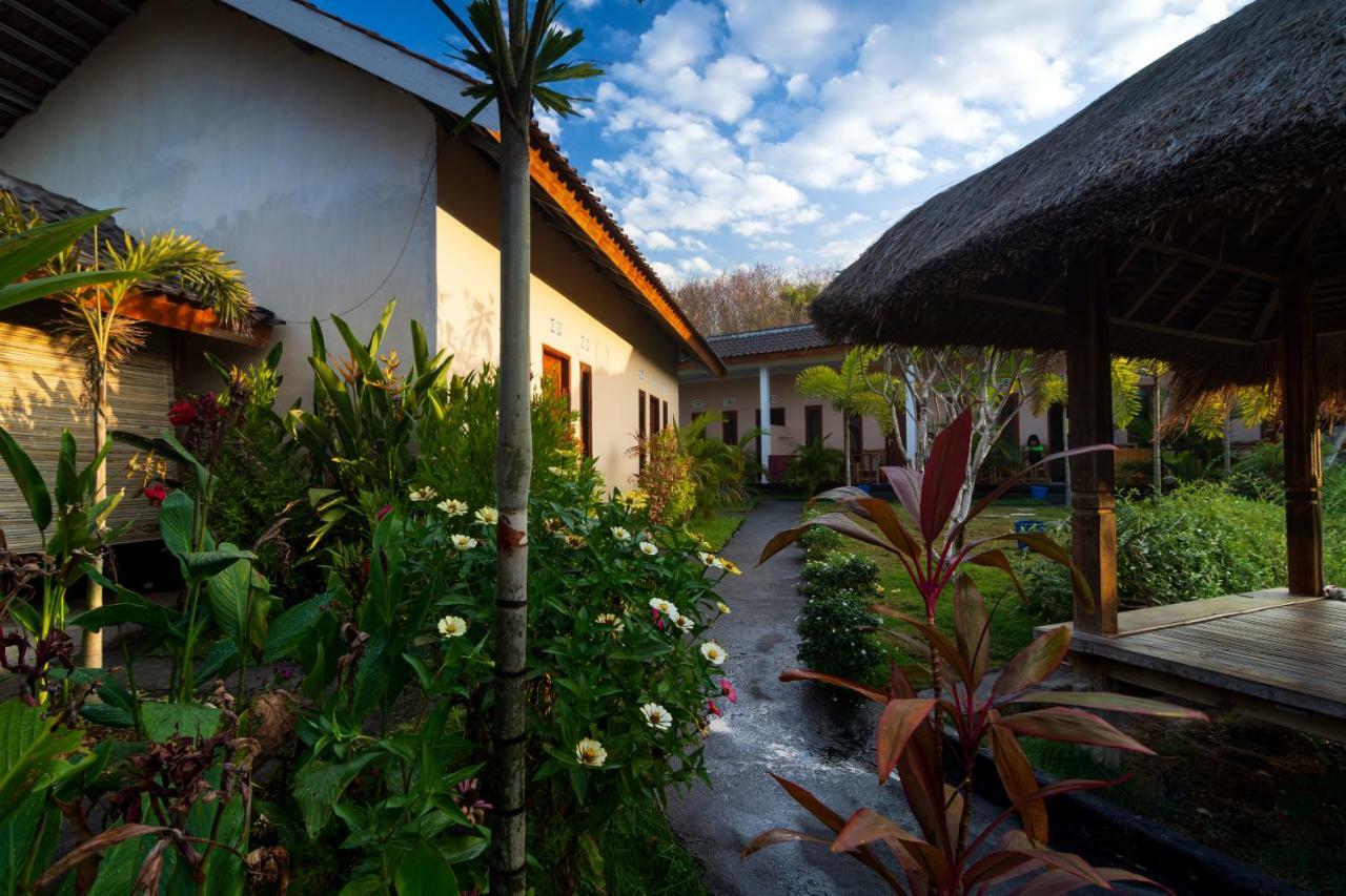 Surf Camp 79 Hotel Kuta  Екстериор снимка